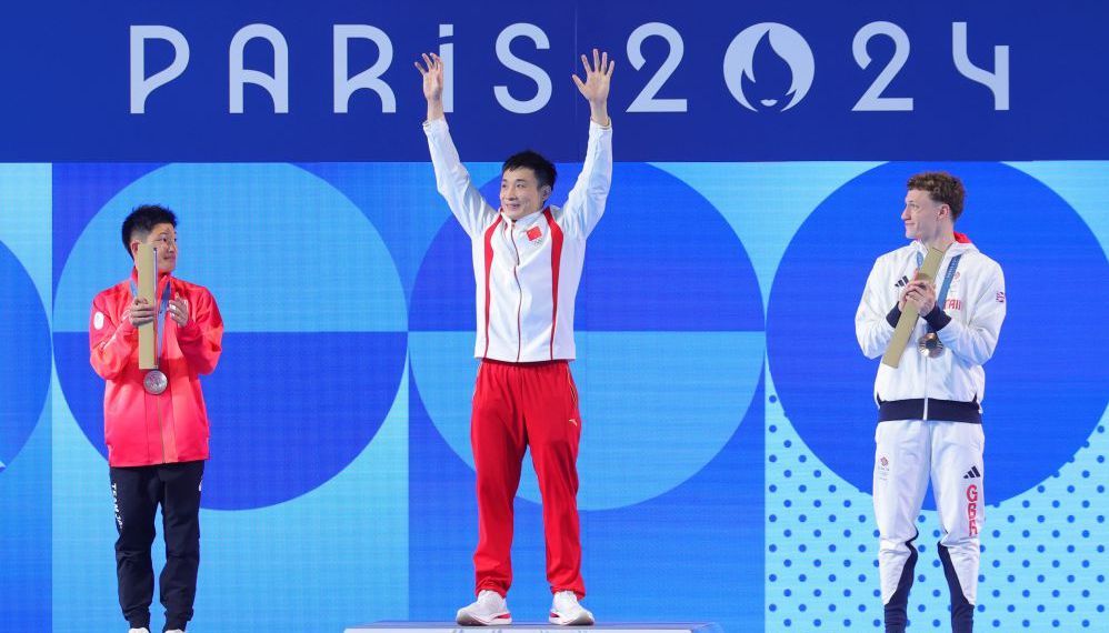 皇马3000万中卫重伤4个月！阿隆索哭晕：生死战后防6将养伤+2人染红